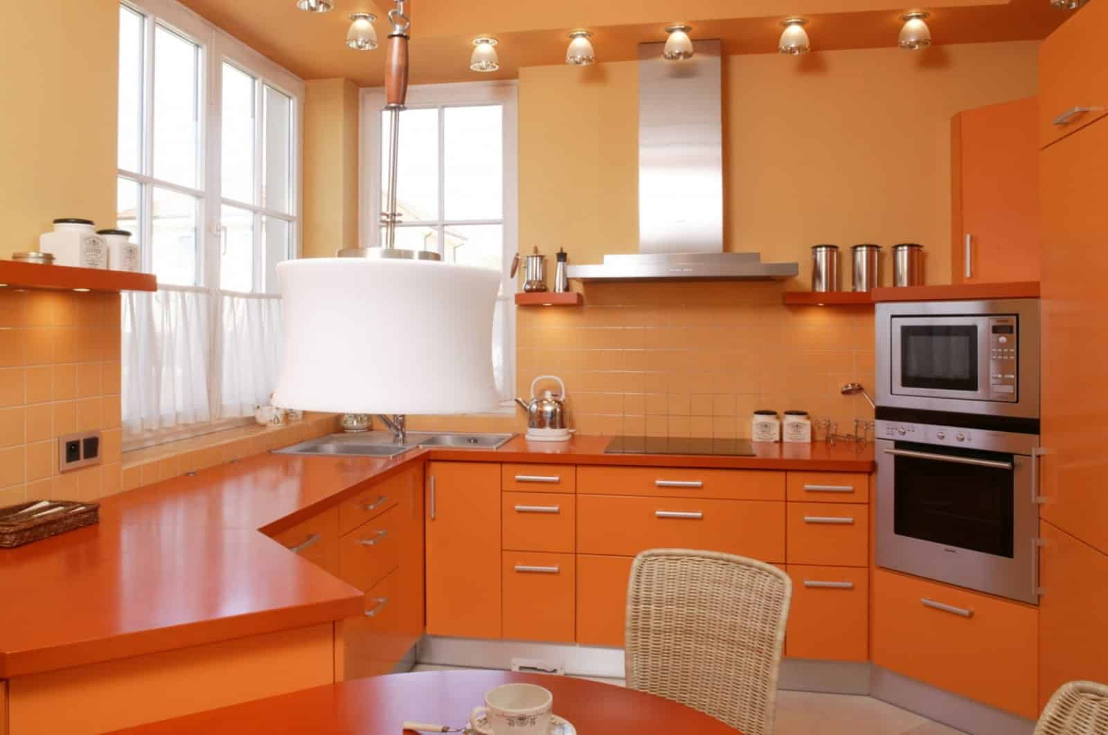 оранжевые стены на кухне фото